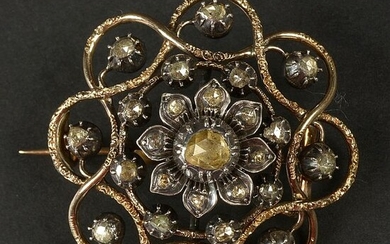 Broche Napoléon III en or jaune 14 carats et argent sertie de diamants taille rose. Epoque: XIXème. Diam.: +/-4cm. Poids total: +/-20.1gr.