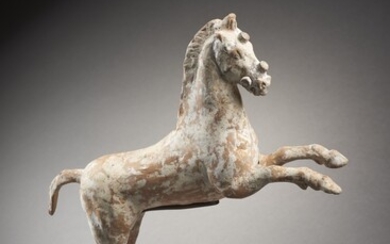 CHEVAL EN TERRE CUITE Art hellénistique, Tarente, 3e siècle av. J.-C.Statuette représentant un cheval harnaché,...