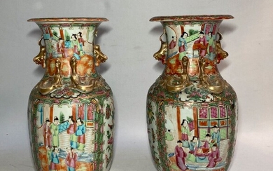 CHINE Canton Paire de vases en porcelaine à décor polychrome et or de personnages dans...