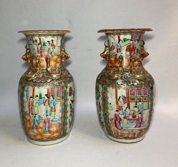 CHINE Canton Paire de vases en porcelaine à décor polychrome et or de personnages dans...