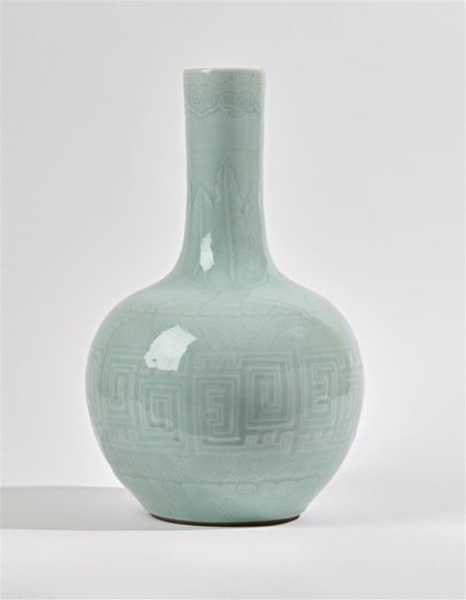 CHINE Vase de forme bouteille en porcelaine à pans…