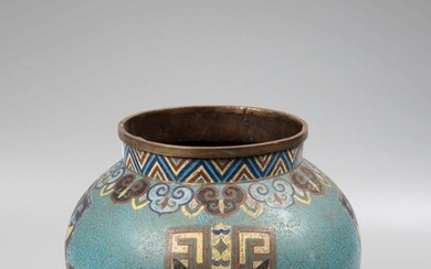CHINE, XIXe siècle Vase boule à quatre masques de Taotie Émail cloisonné polychrome. H. :...