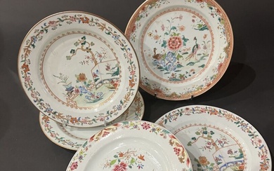 CHINE, XVIIIe siècle, période Qianlong (1736-1795) Six assiettes en porcelaine à décor polychrome des émaux...