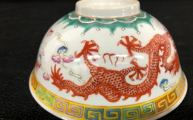 CHINE, bol en porcelaine à décor émaillé, d'un dragon et d'un phénix. (ref : 1638)...