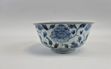 CHINE, époque MING (1368-1644). COUPE en porcelaine bleu blanc à décor de fleurs. H: 6,5...