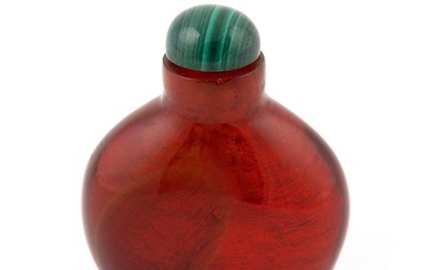CHINESE AMBER SNUFF BOTTLE Early 20th Century Height 2". Green tiger eye stopper.