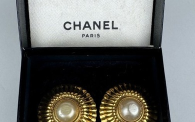 Chanel - Faux Pearl with gold plating sunburst sides - Earrings