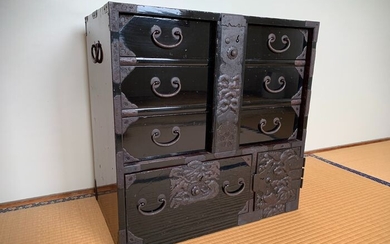 Chest, Furniture - Cedar wood, Lacquer, Wood - Fine "Shonai Temoto Tansu 庄内手許箪笥" lacquered wooden chest decorated with nice metal fittings - Japan - Meiji period (1868-1912)