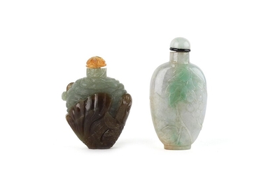 Chine, 19e siècle Ensemble de deux tabatières comprenant une en jadéite à décor sculpté de...