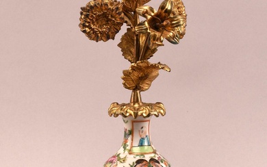 Chine, Canton, XIXème siècle Vase en porcelaine polychrome et or, la monture en bronze formant...