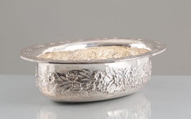 Ciotola in argento 800 decorato con fiori sbalzati, gr....