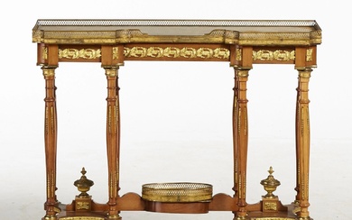 Console luxueuse de style Louis XVI. Conçu comme une table de travail elegante sur des...