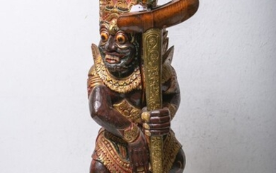 Divinité hindoue (Bali, âge inconnu), figure entièrement sculptée et polychromée tenant dans la main gauche...
