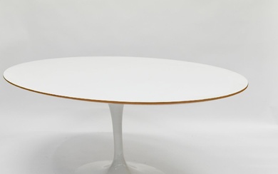 EERO SAARINEN (1910-1961). Table de salle à manger à plateau ovale en stratifié blanc. (Référence...