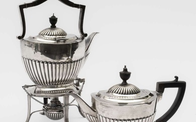 Een Engels zilveren theepot en een bijpassende ketel op komfoor