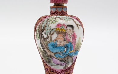 FAMILLE ROSE SNUFF BOTTLE, FIGURE DECORATION, LATE 19TH CENTURY, CHINA, QIANLONG BRAND.