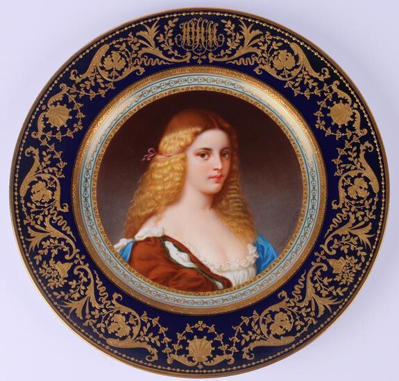 Fine quality porcelain gilded cabinet plate with a