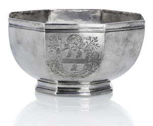 GEORGE I OCTAGONAL SILVER SUGAR BOWL, Jonah Clifton, London, 1722. Engraved coat of arms. Hallmarked at the bottom. Britannia Standard. C. 207g. Minor traces of use.