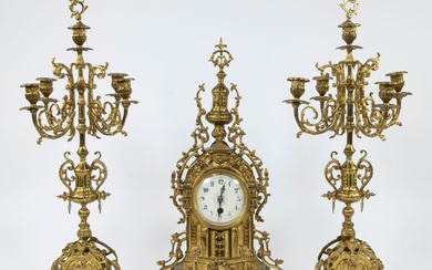 Garniture trois pièces en cuivre jaune, style Napoléon III, 20e siècle Een driedelig schouwgarnituur in...