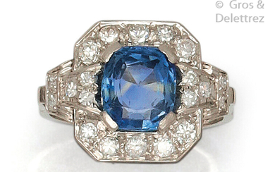 Geometric platinum ring, set with a sapphire in a ring of old-cut diamonds. Tour of doigt : 54. P. Brut : 6.2 g.