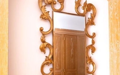 Grand miroir rectangulaire en bois sculpté et ajouré à décor de volutes d'acanthes. Travail moderne....