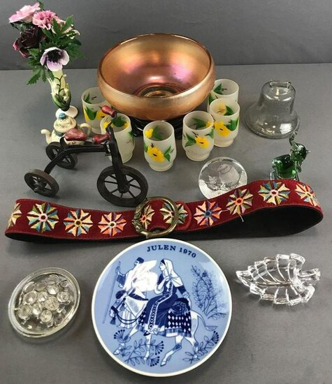 Group of 24 assorted decor pieces and more