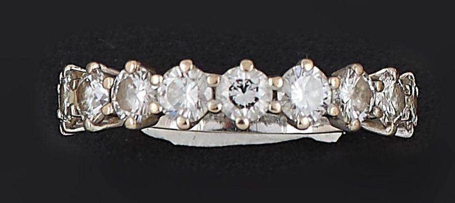 HALF - ALLIANCE in 18K (750 thousandths) white gold set with ten brilliant-cut diamonds. Total weight of the diamonds: about 1.20 ct. Finger size: 53. P. Rough: 3.4 g.