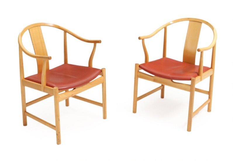 Hans J. Wegner: “Chinese Chair”. A pair of cherry wood armchairs, seats with red leather. Manufactured and stamped by PP Furniture, 1997. (2)