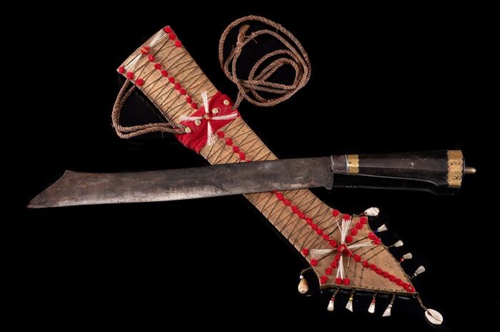 Hornbill-shaped knife with sheath (1) - Iron, wood, shells - bolo - Illongot - Luzon, Philippines
