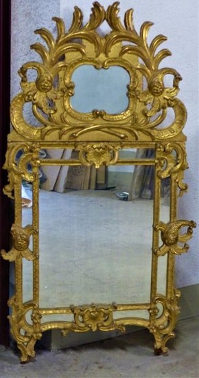 Important miroir à fronton en bois mouluré