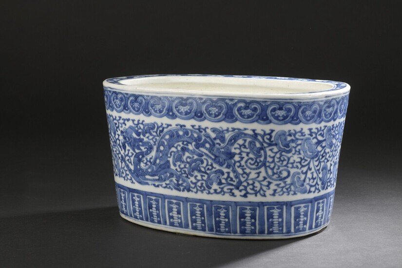 Jardinière en porcelaine bleu blanc Chine,... - Lot 63 - Daguerre