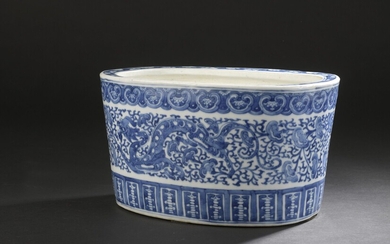 Jardinière en porcelaine bleu blanc Chine, XXe siècle À décor de deux grands dragons évoluant...