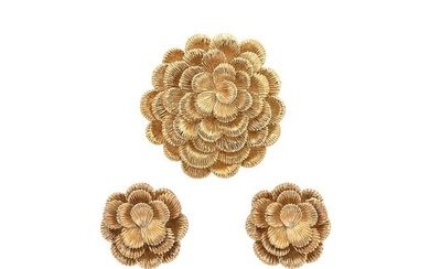 Kutchinsky - An 18ct gold flower brooch, together with a pair of matching ear studs