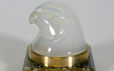 Lalique France, tête d épervier, mascotte en verre moulé-pressé opalescent, signée « Lalique France »,...