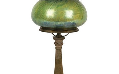 Lampe de table Art nouveau avec abat-jour en verre irisé, type Loetz, probablement Autriche, début...