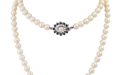 Lange Perlenkette mit Saphirschließe