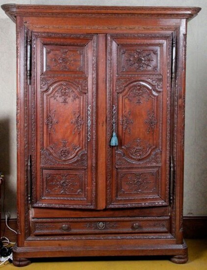 Large and beautiful oak cabinet richly carved with foliage scrolls, pomegranates and rockery motifs. It opens with two sales windows and a drawer in the lower part. Partly from the Regency period. (Restorations parts redone and accidents) H : 218 x :...