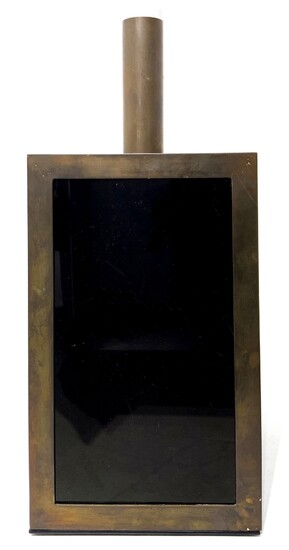 Le style italien de Gabriella Crespi. Lampe avec structure en laiton et verre onixdor noir....