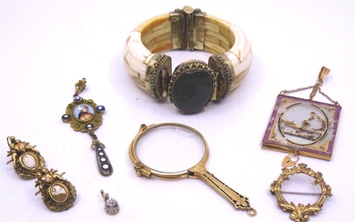 Lot de bijoux fantaisie : lorgnon en métal doré, paires de boucles d'oreilles, une broche,...