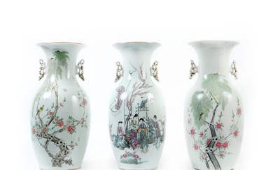 Lot de trois vases chinois d'époque République en porcelaine à décor polychrome : deux avec...