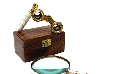 MAGNIFYING GLASS AND IMPERTINENTS IN MOTHER-OF-PEARL AND GOLDEN BRASS.
