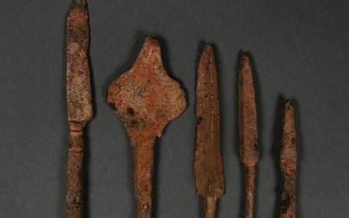 MEDIEVAL/POST MEDIEVAL IRON ARROW HEADS (4) AND KNIFE