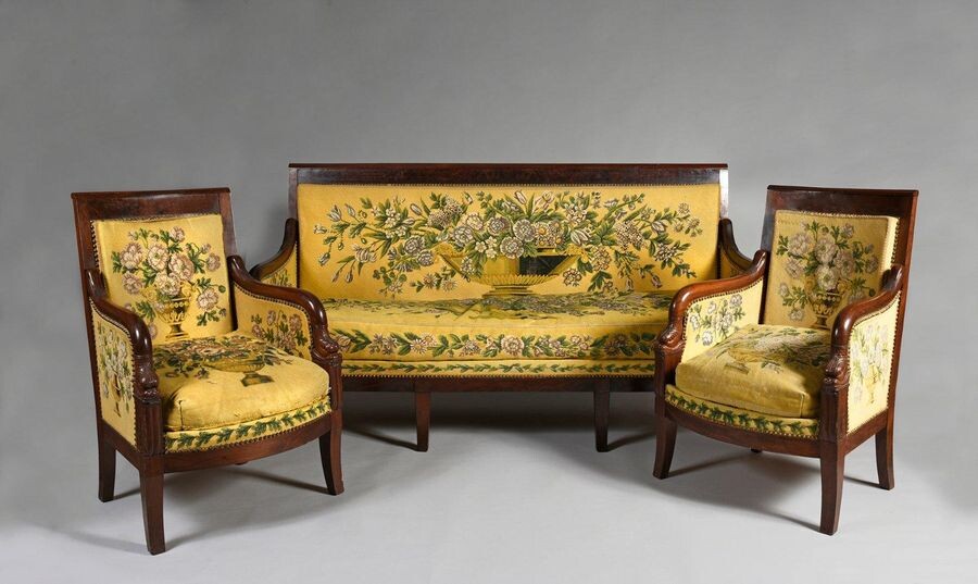 Mahogany and mahogany veneer living room furniture, Dauphin model composed of 8 armchairs, a pair of shepherdesses and a large sofa (some rare reinforcements and small pieces of veneer but very nice condition).
