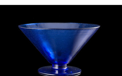 Manifattura europea Vaso a corpo tronco conico in vetro soffiato blu trasparente. Seconda metà secolo XX. (h cm 16; d...