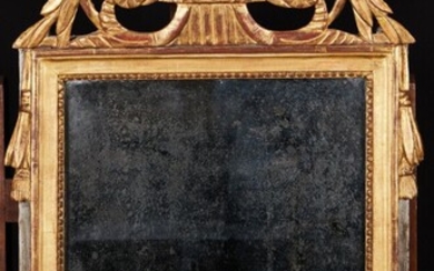 Miroir à encadrement en bois sculpté doré ajouré de feuilles de lauriers. Fin du 18ème...