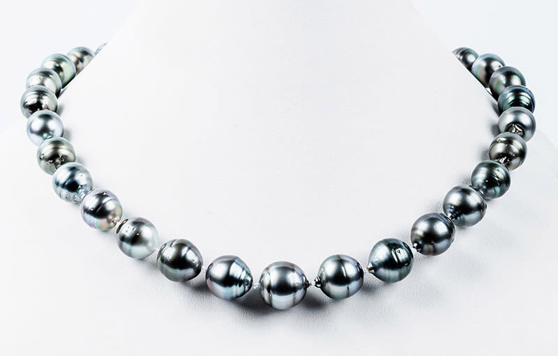 Necklace of 31 beautiful gray Tahitian pearls, baroque 'cerclé',...