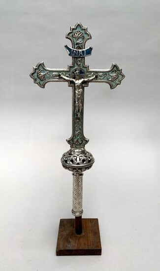 Neo-Romanesque style PROCESSIONAL CROSS in silver bronze and turquoise enamel. The knot and the cross with rinceaux motifs. 19th century period. With wooden support. H. 49 cm. Probably later enamelling.