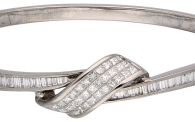 No Reserve - 18K White gold bangle bracelet set with approx. 2.71 ct. diamond.