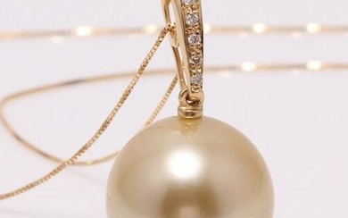 No reserve price - 14 kt. Yellow Gold - 11x12mm Round Golden South Sea Pearl - Necklace with pendant - 0.04 ct