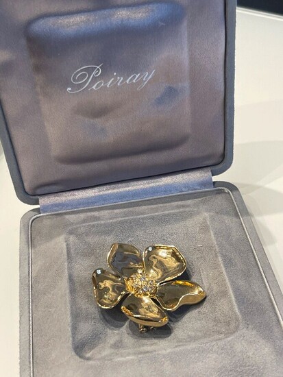 POIRAY BROCHE fleur en or jaune, au centre pavage de diamants, signée et numérotée 39159,...